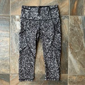 Lululemon Outrun 17" Crop Mini Cinder Lace White Black / Black Size 4